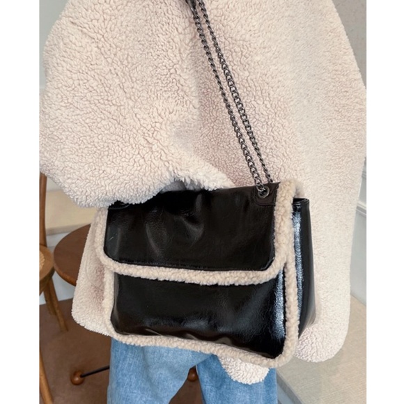 Luxe Vegan Leather Chain Strap Teddy Trim Shoulder Bag - Picture 3 of 8